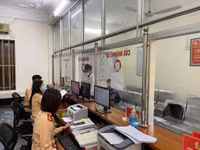 Niềm vui của những công dân đầu tiên ở Hà Nội nhận biển số xe đăng ký tại Công an cấp xã