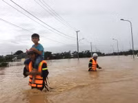 Công an miền Trung quên mình giúp dân vượt qua bão lũ