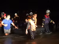 Công an miền Trung quên mình giúp dân vượt qua bão lũ