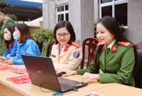 Công an Hà Nội giúp người dân đăng ký định danh điện tử