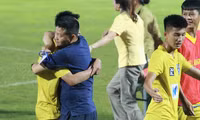 Văn Quyến đứng ngồi không yên trong chiến thắng nghẹt thở của U17 SLNA