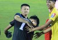 Văn Quyến đứng ngồi không yên trong chiến thắng nghẹt thở của U17 SLNA