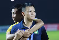 Văn Quyến đứng ngồi không yên trong chiến thắng nghẹt thở của U17 SLNA