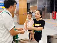 Cả ngàn người xếp hàng chờ trải nghiệm metro Nhổn - Ga Hà Nội trong tiết trời oi nóng đỉnh điểm
