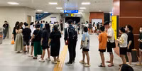 Cả ngàn người xếp hàng chờ trải nghiệm metro Nhổn - Ga Hà Nội trong tiết trời oi nóng đỉnh điểm