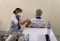 Cập nhật những khung hình về buổi tiêm vaccine Covid-19 đầu tiên tại Hà Nội, Hải Dương sáng 8-3