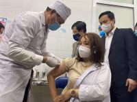 Cập nhật những khung hình về buổi tiêm vaccine Covid-19 đầu tiên tại Hà Nội, Hải Dương sáng 8-3
