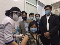 Cập nhật những khung hình về buổi tiêm vaccine Covid-19 đầu tiên tại Hà Nội, Hải Dương sáng 8-3