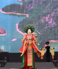 Nét duyên dáng và dịu dàng của nữ chiến sỹ Công an nhân dân trong tà áo dài truyền thống
