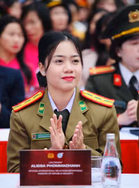 Nét duyên dáng và dịu dàng của nữ chiến sỹ Công an nhân dân trong tà áo dài truyền thống