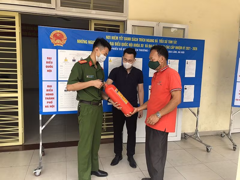 Lực lượng Cảnh sát PCCC và CNCH - CAH Gia Lâm kiểm tra, hướng dẫn công tác an toàn PCCC tại điểm bầu cử xã Yên Thường Lực lượng Cảnh sát PCCC và CNCH - CAH Gia Lâm kiểm tra, hướng dẫn công tác an toàn PCCC tại điểm bầu cử xã Yên Thường