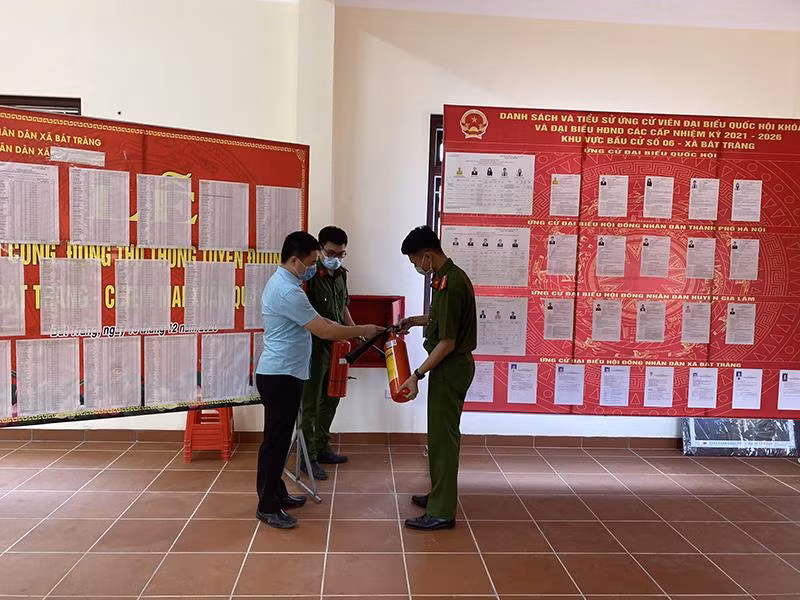 Lực lượng Cảnh sát PCCC và CNCH - CAH Gia Lâm kiểm tra, trang bị mới phương tiện chữa cháy, sẵn sàng phục vụ các điểm bầu cử Lực lượng Cảnh sát PCCC và CNCH - CAH Gia Lâm kiểm tra, trang bị mới phương tiện chữa cháy, sẵn sàng phục vụ các điểm bầu cử