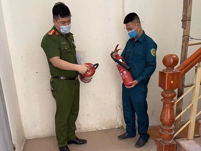 Lực lượng Cảnh sát PCCC và CNCH, CAQ Bắc Từ Liêm kiểm tra, thay thế trang thiết bị PCCC tại điểm bầu cử cơ sở