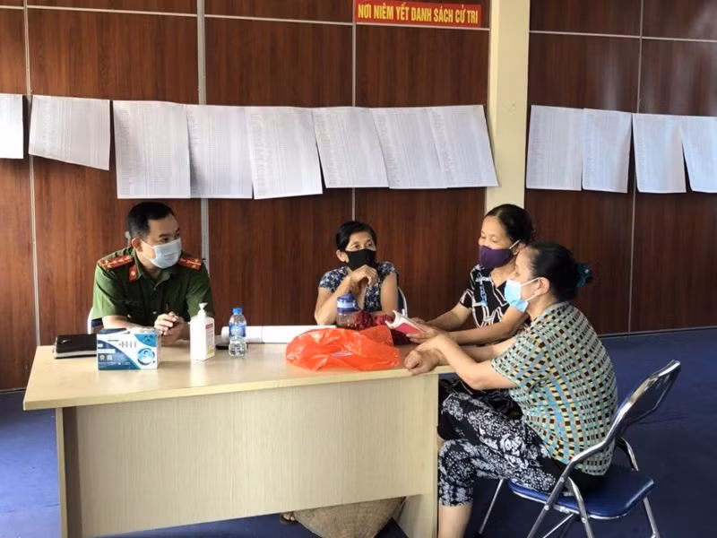 Cán bộ Đội Cảnh sát PCCC&amp;CNCH Công an quận Bắc Từ Liêm tuyên truyền công tác PCCC đối với các đồng chí trong tổ bầu 2021, phường Thượng Cát