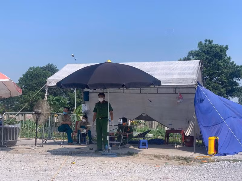 CBCS - CAH Đông Anh làm nhiệm vụ tại chốt cách ly phòng chống dịch Covid-19