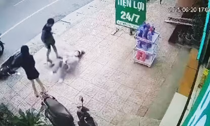 Hình ảnh nam thanh niên hành hung khiến cô gái bị ngã đập đầu xuống vỉa hè (Ảnh cắt từ camera giám sát)