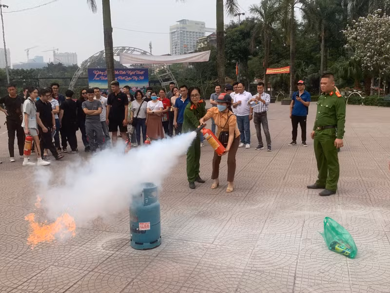 Lực lượng Cảnh sát PCCC và CNCH - CAQ Tây Hồ hướng dẫn người dân sử dụng phương tiện chữa cháy an toàn, hiệu quả Lực lượng Cảnh sát PCCC và CNCH - CAQ Tây Hồ hướng dẫn người dân sử dụng phương tiện chữa cháy an toàn, hiệu quả