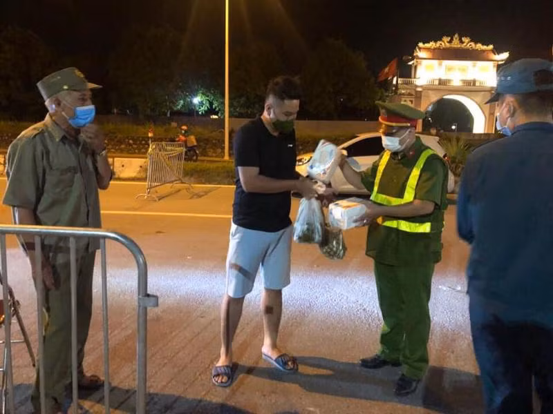 Người dân chia sẻ vất vả với tổ công tác phòng chống Covid-19 bằng những gói thực phẩm, đồ uống