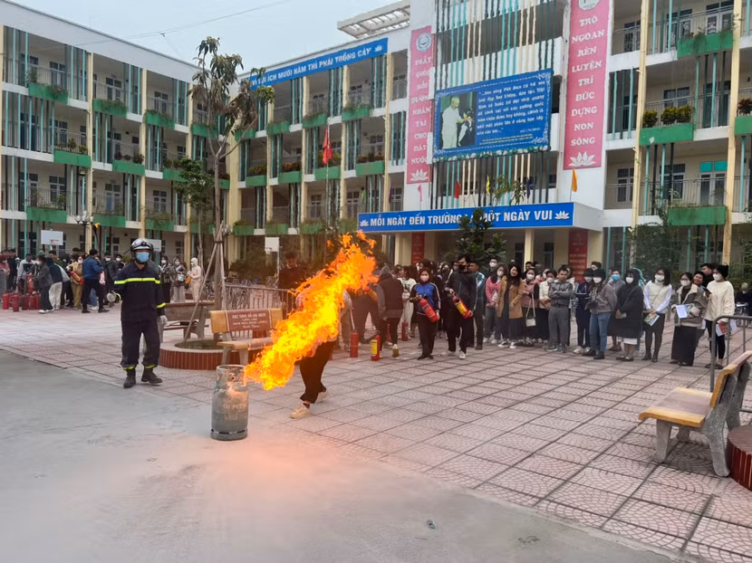 Các học viên thực hành xử lý cháy khí gas