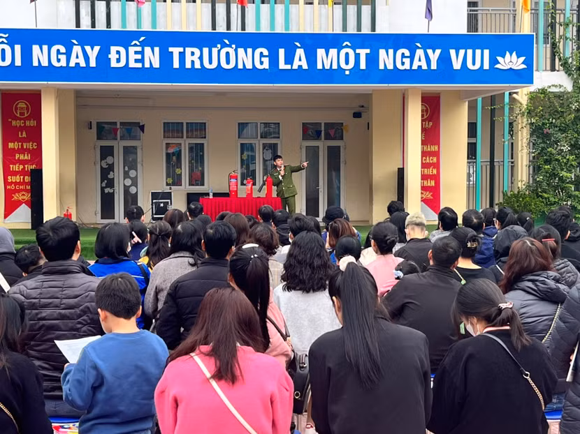 Các học viên tham gia tuyên truyền tập huấn an toàn PCCC và CNCH
