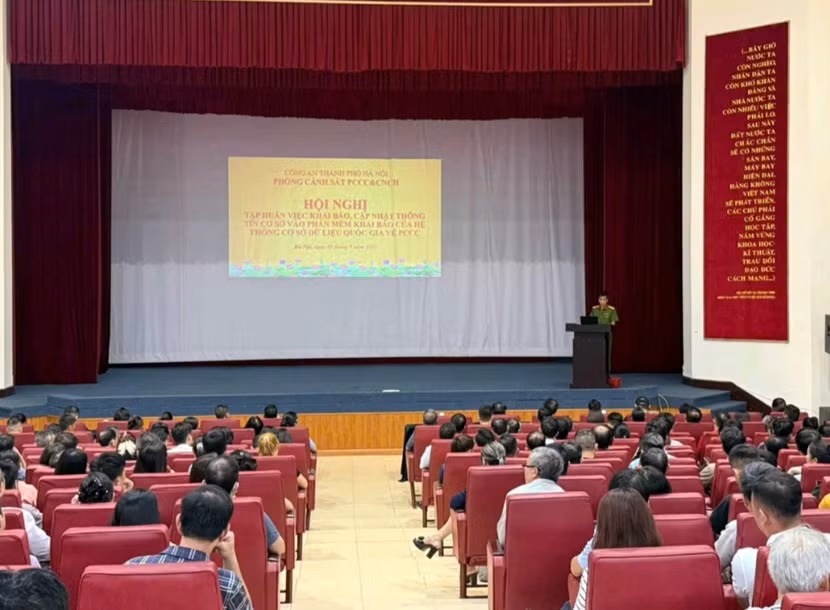 Trung tá Nguyễn Cao Cường - Phó Đội trưởng Đội Chữa cháy và CNCH khu vực số 18 - Phòng Cảnh sát PCCC và CNCH phổ biến những quy định mới của Luật PCCC và CNCH