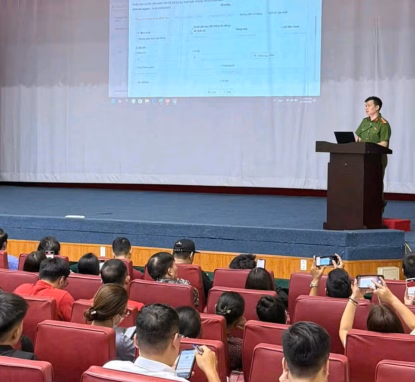 Báo cáo viên Đội Chữa cháy và CNCH khu vực số 18 - Phòng Cảnh sát PCCC và CNCH hướng dẫn khai báo, cập nhật thông tin cơ sở thuộc diện quản lý về PCCC tại hội nghị