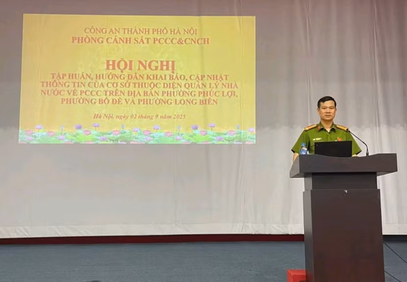 Trung tá Đinh Thanh Hà - Phó Đội trưởng phụ trách Đội chữa cháy và CNCH khu vực số 18 - Phòng Cảnh sát PCCC và CNCH phát biểu khai mạc hội nghị