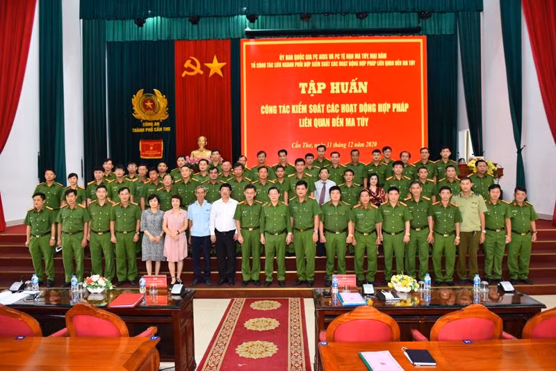 Các đại biểu tham gia tập huấn về kiểm soát các hoạt động hợp pháp liên quan đến ma túy
