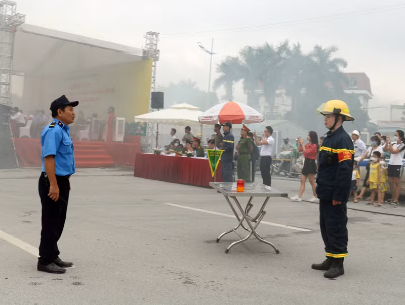 Đội chữa cháy cơ sở khi phát hiện cháy đã báo cáo và khẩn trương phối hợp với lực lượng chữa cháy chuyên nghiệp triển khai phương án tìm kiếm cứu nạn