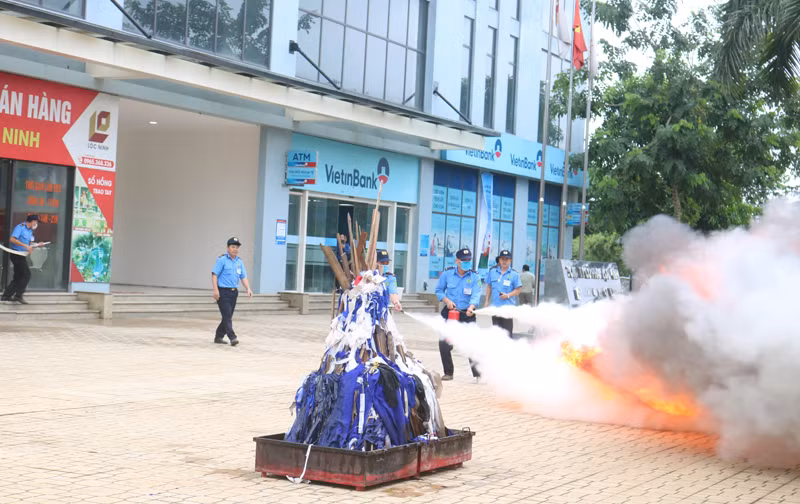 Trước diễn biến cháy phức tạp cơ sở đã khẩn cấp báo xin chi viện từ lực lượng chữa cháy chuyên nghiệp để phối hợp làm nhiệm vụ