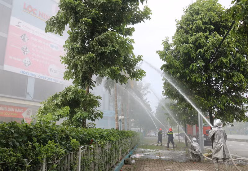 Toàn bộ tòa nhà được triển khai đồng bộ các chiến thuật chữa cháy để nhanh chóng khống chế ngọn lửa