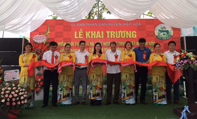 Các lãnh đạo huyện Hiệp Hòa cắt băng khai trương website hiephoaocop.vn để truy xuất nguồn gốc nông sản tiêu biểu của huyện