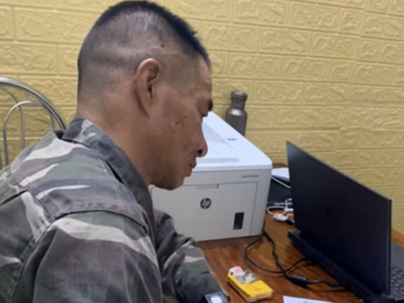 Đối tượng Thắng đến cơ quan Công an trình diện sau khi gây án