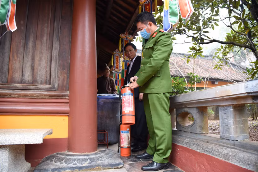 Hướng dẫn sử dụng phương tiện chữa cháy tại chùa Hương Hướng dẫn sử dụng phương tiện chữa cháy tại chùa Hương