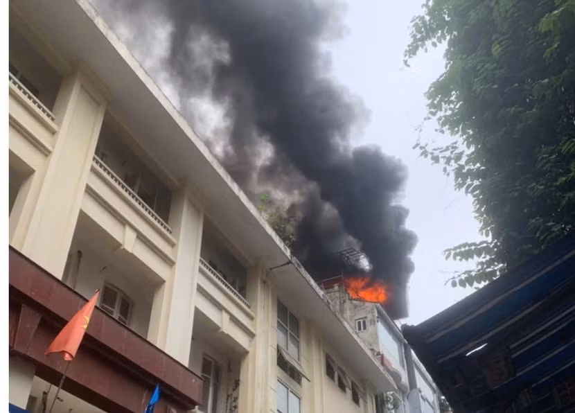 Ngọn lửa bốc cao từ tầng 5 ngôi nhà số 16 ngõ Trạm Ngọn lửa bốc cao từ tầng 5 ngôi nhà số 16 ngõ Trạm