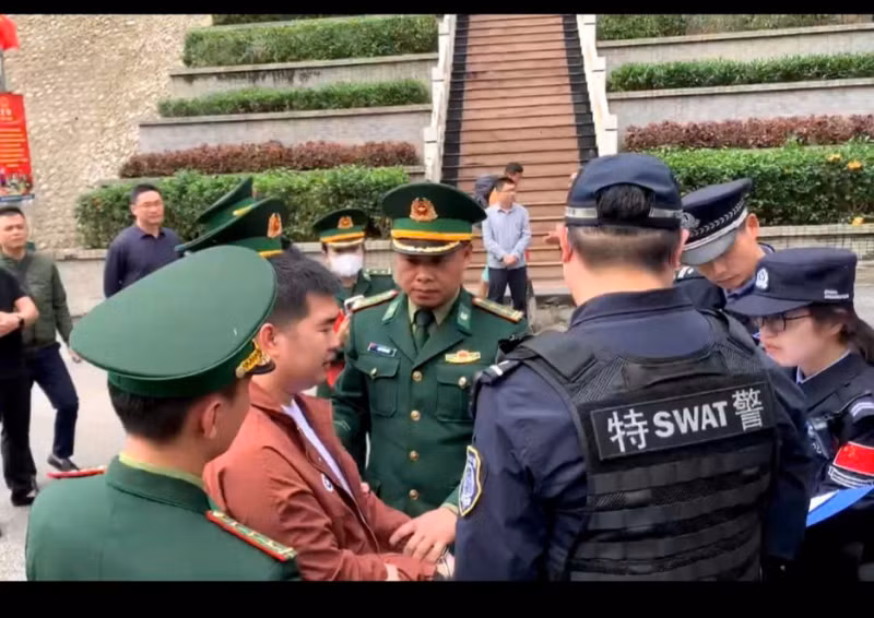 Cục Cảnh sát hình sự phối hợp với lực lượng Biên phòng bàn giao đối tượng truy nã cho Công an Trung Quốc Cục Cảnh sát hình sự phối hợp với lực lượng Biên phòng bàn giao đối tượng truy nã cho Công an Trung Quốc