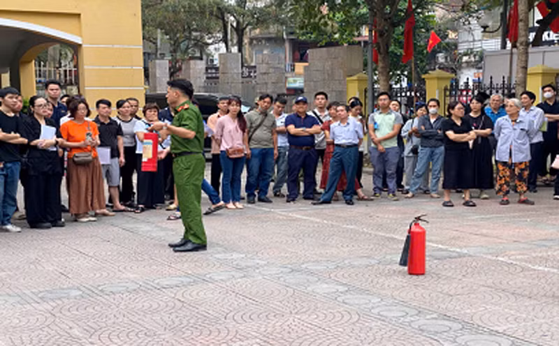 Báo cáo viên Phòng Cảnh sát PCCC và CNCH - CATP Hà Nội tuyên truyền, phổ biến kiến thức về sử dụng phương tiện chữa cháy cho nhân dân Báo cáo viên Phòng Cảnh sát PCCC và CNCH - CATP Hà Nội tuyên truyền, phổ biến kiến thức về sử dụng phương tiện chữa cháy cho nhân dân