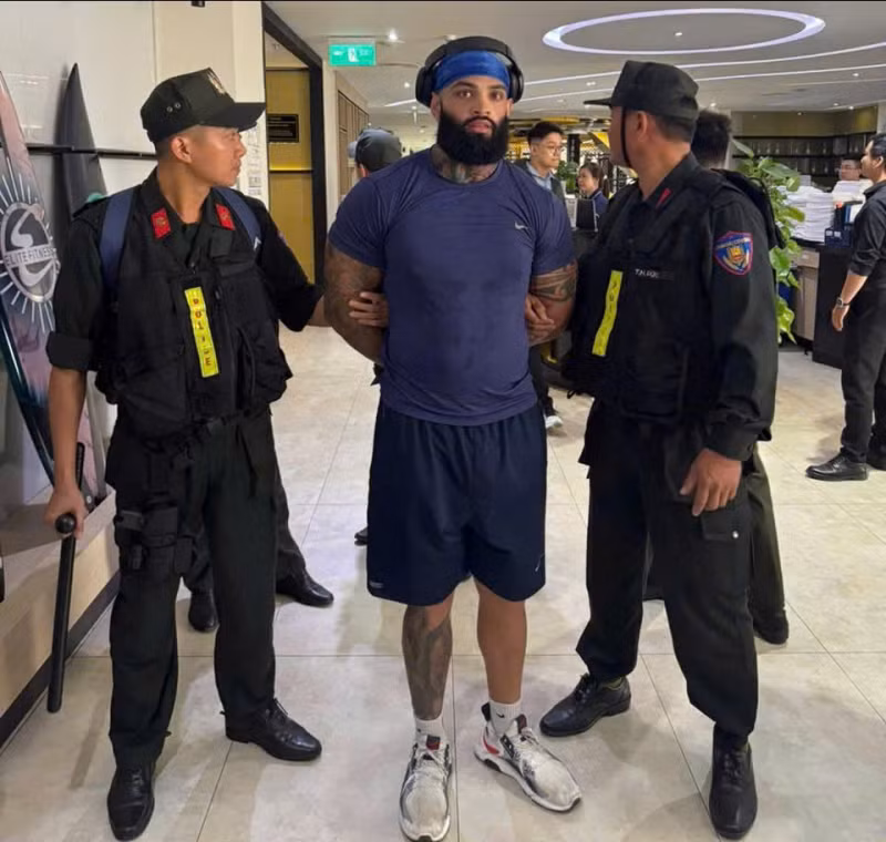 Đối tượng Brown Van Donovan có lệnh truy nã quốc tế của Interpol thời điểm vừa bị bắt giữ Đối tượng Brown Van Donovan có lệnh truy nã quốc tế của Interpol thời điểm vừa bị bắt giữ