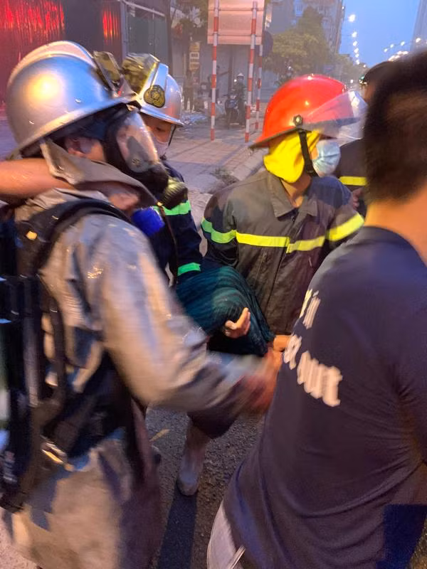 Lực lượng Cảnh sát PCCC và CNCH - CAQ Thanh Xuân kịp thời cứu nạn người mắc kẹt trong đám cháy Lực lượng Cảnh sát PCCC và CNCH - CAQ Thanh Xuân kịp thời cứu nạn người mắc kẹt trong đám cháy