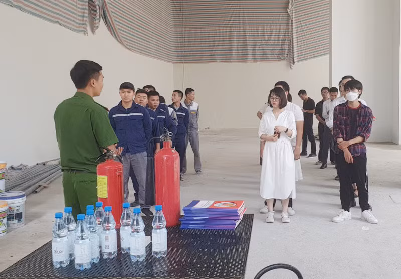 Lực lượng Cảnh sát PCCC và CNCH tuyên truyền, trang bị kỹ năng PCCC cho người làm việc tại tòa nhà