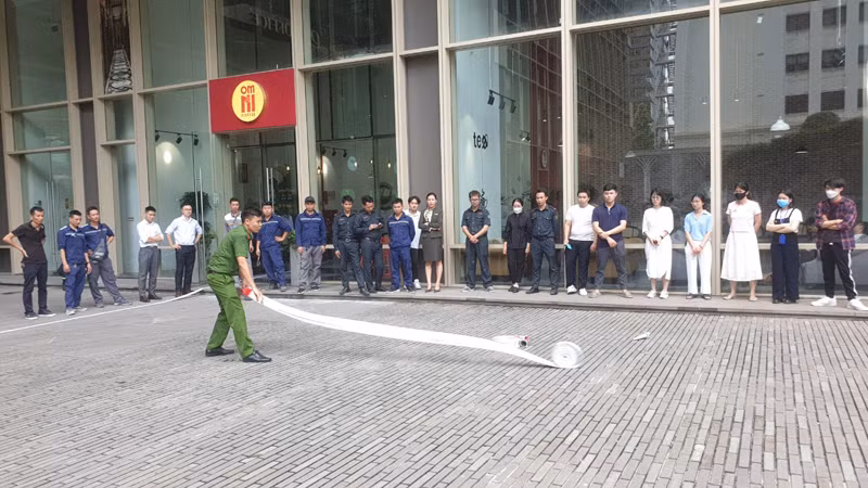 Lực lượng Cảnh sát PCCC và CNCH hướng dẫn kỹ thuật sử dụng phương tiện chữa cháy tại tòa nhà cho lực lượng PCCC tại chỗ