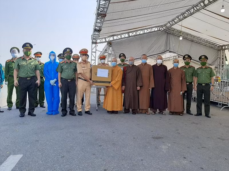 Ban Trị sự Giáo hội Phật giáo Việt Nam TP. Hà Nội tặng nhu yếu phẩm, thiết bị y tế chốt kiểm soát dịch Covid-19 Ban Trị sự Giáo hội Phật giáo Việt Nam TP. Hà Nội tặng nhu yếu phẩm, thiết bị y tế chốt kiểm soát dịch Covid-19