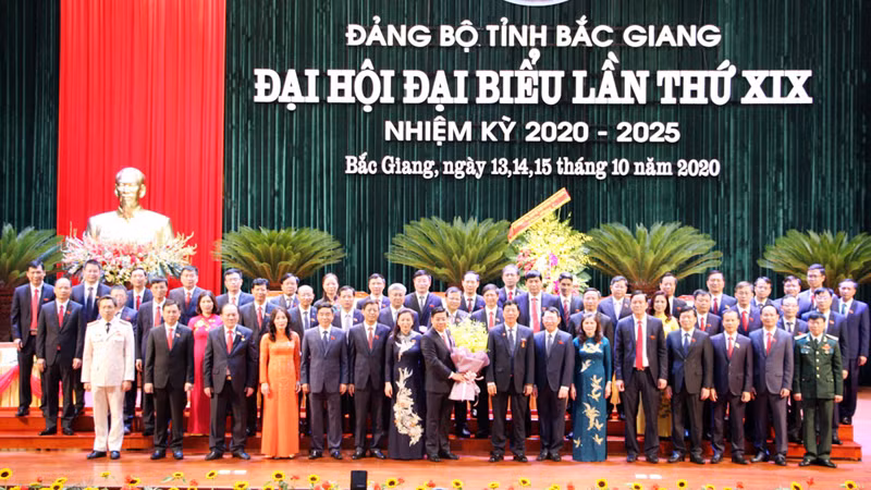 Đồng chí Bùi Văn Hải, Bí thư Tỉnh ủy khóa XVIII tặng hoa chúc mừng Ban Chấp hành Đảng bộ khóa XIX Đồng chí Bùi Văn Hải, Bí thư Tỉnh ủy khóa XVIII tặng hoa chúc mừng Ban Chấp hành Đảng bộ khóa XIX