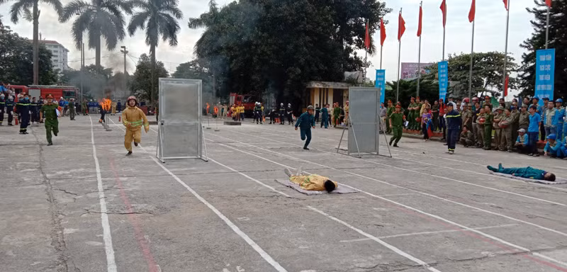 Các VĐV tiếp cận nạn nhân để khẩn trương đưa đến nơi an toàn Các VĐV tiếp cận nạn nhân để khẩn trương đưa đến nơi an toàn