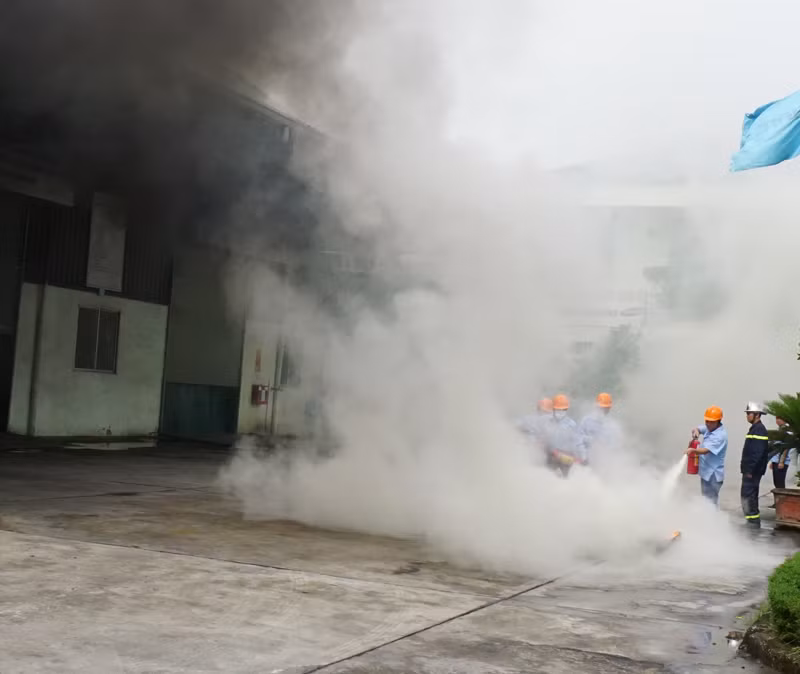 Lực lượng chữa cháy tại nhà máy đã nhanh chóng tiếp cận dùng bình chữa cháy dập lửa