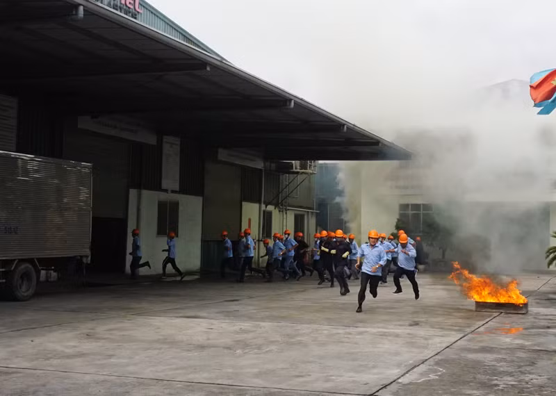 Diễn tập phòng cháy, chữa cháy và cứu nạn, cứu hộ với sự tham gia của nhiều lực lượng tại tại nhà máy xốp thuộc Công ty cổ phần Hanel xốp nhựa, khu công nghiệp Sài Đồng B, quận Long Biên