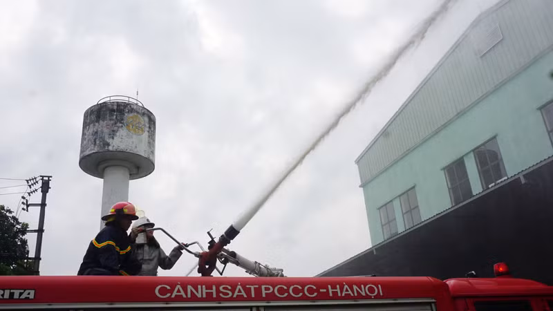 Thông qua đó để kiểm tra trang thiết bị, phương tiện tại nhà máy, cũng như sự phối hợp trong công tác ứng trực, sẵn sàng ứng phó của lực lượng tại chỗ cũng như lực lượng chuyên nghiệp