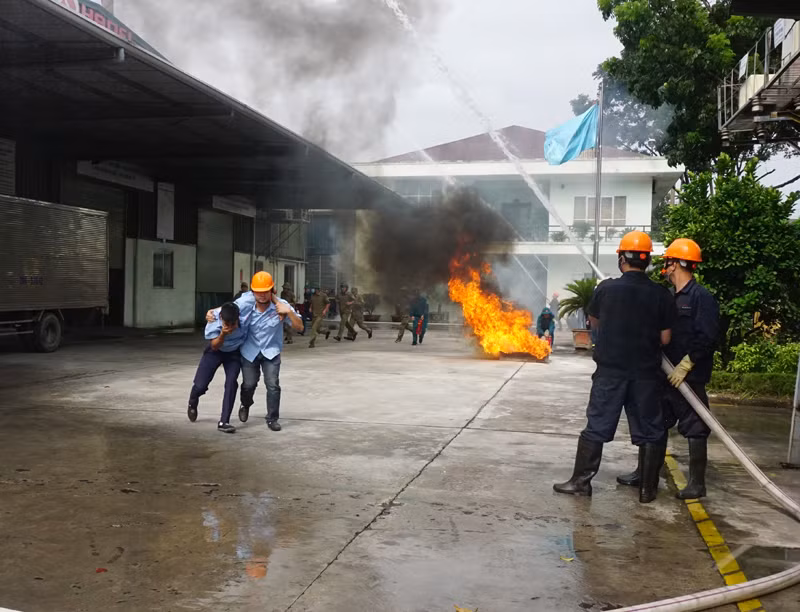 Công tác chữa cháy và tìm kiếm cứu nạn được triển khai khẩn trương