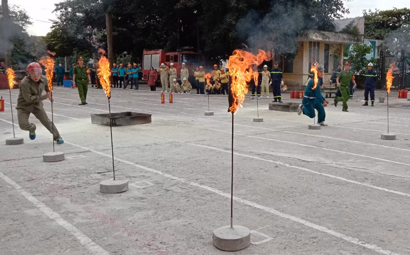 Các VĐV thi chạy và vượt chướng ngại vật cứu nạn nhân Các VĐV thi chạy và vượt chướng ngại vật cứu nạn nhân