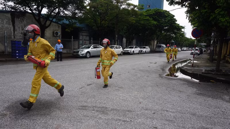 Lực lượng chữa cháy tại cơ sở trong khu công nghiệp Sài Đồng B nhanh chóng tiếp cận hỗ trợ